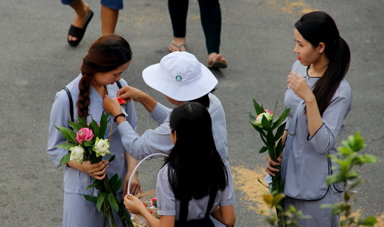 nguoi sai gon len chua mua vu lan bao hieu
