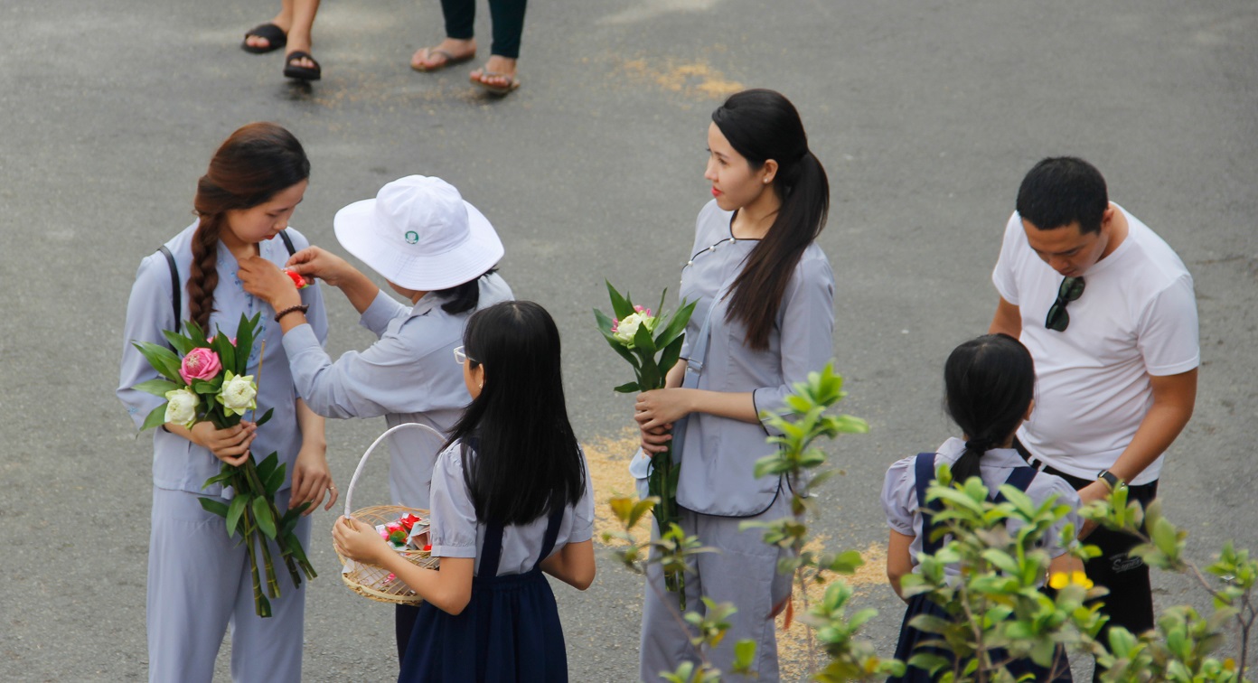 nguoi sai gon len chua mua vu lan bao hieu