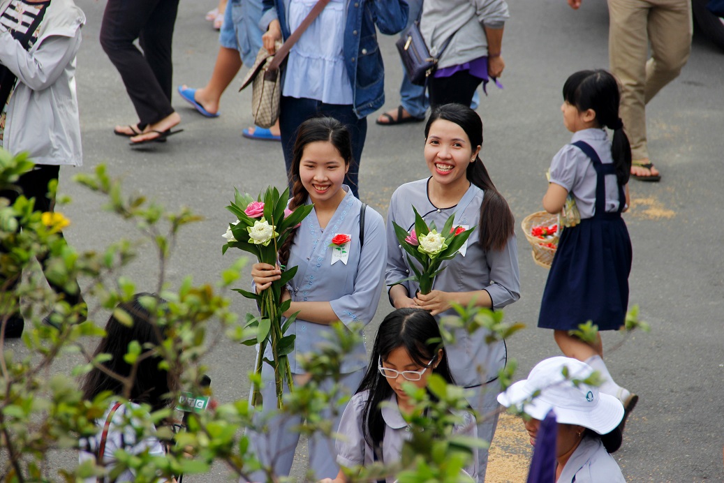 nguoi sai gon len chua mua vu lan bao hieu