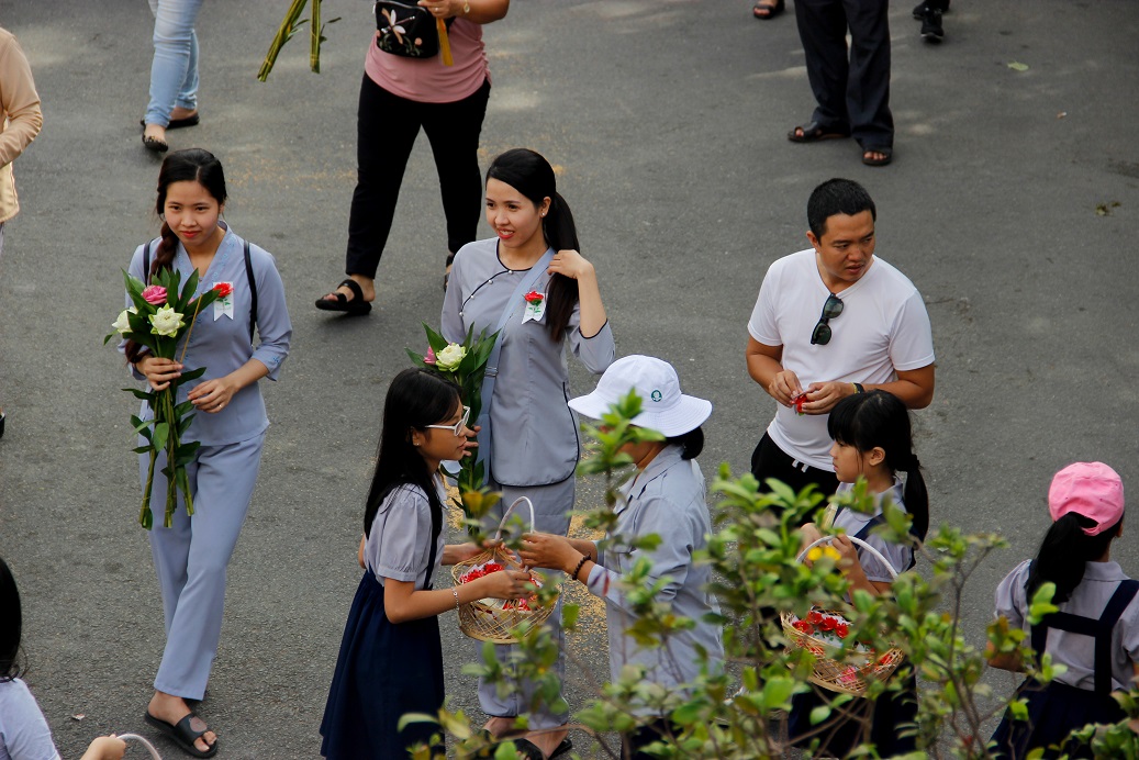 nguoi sai gon len chua mua vu lan bao hieu