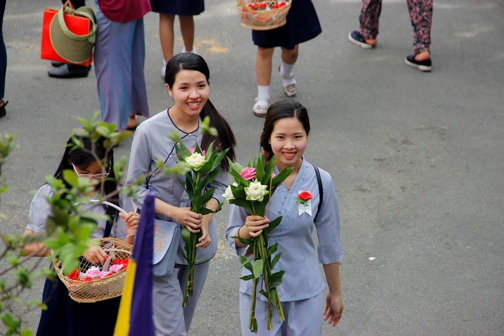 nguoi sai gon len chua mua vu lan bao hieu