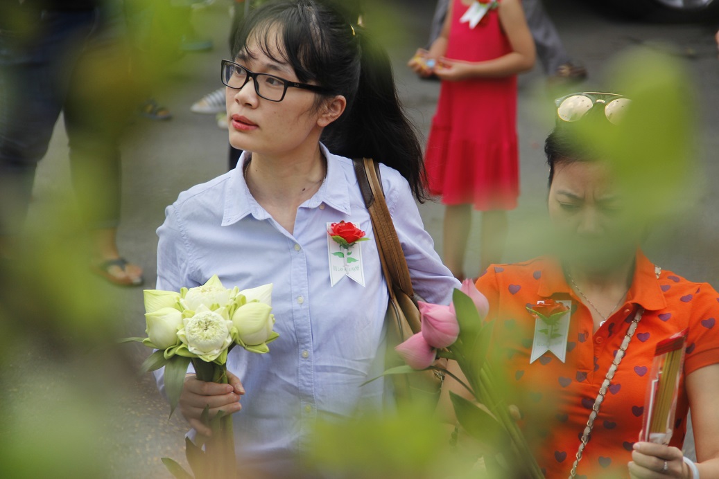 nguoi sai gon len chua mua vu lan bao hieu