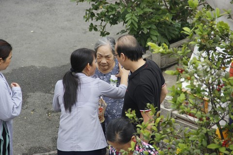 nguoi sai gon len chua mua vu lan bao hieu