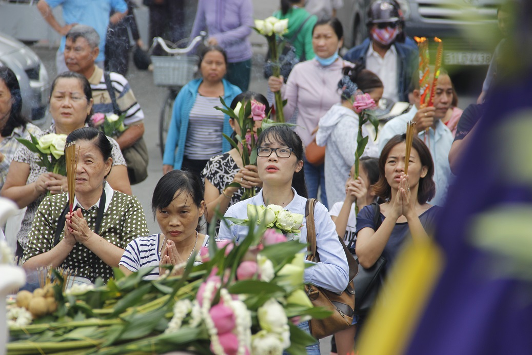 nguoi sai gon len chua mua vu lan bao hieu