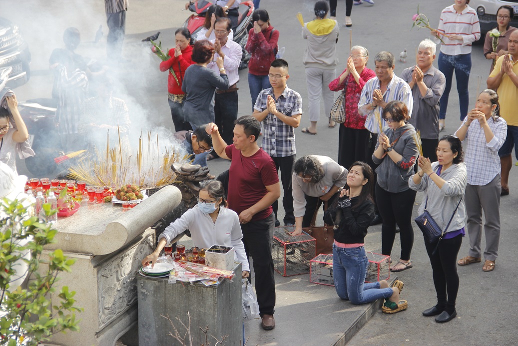 nguoi sai gon len chua mua vu lan bao hieu