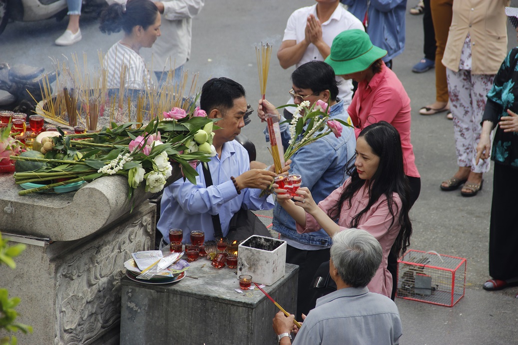 nguoi sai gon len chua mua vu lan bao hieu