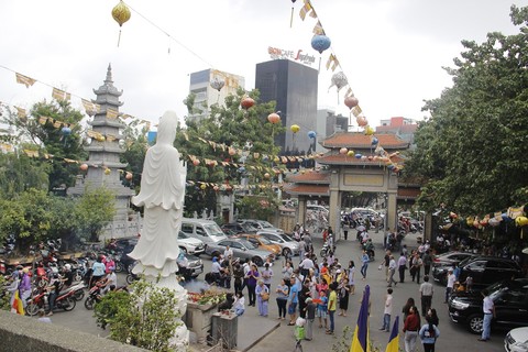 nguoi sai gon len chua mua vu lan bao hieu