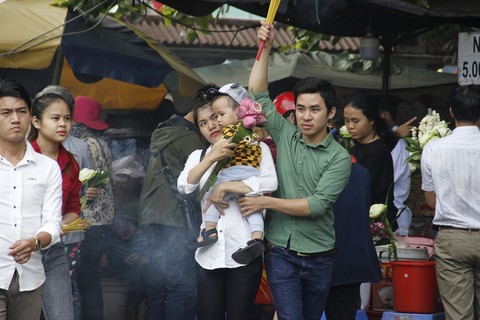 nguoi sai gon len chua mua vu lan bao hieu