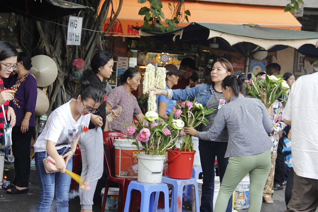 nguoi sai gon len chua mua vu lan bao hieu