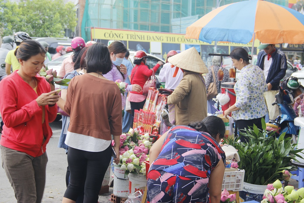 nguoi sai gon len chua mua vu lan bao hieu