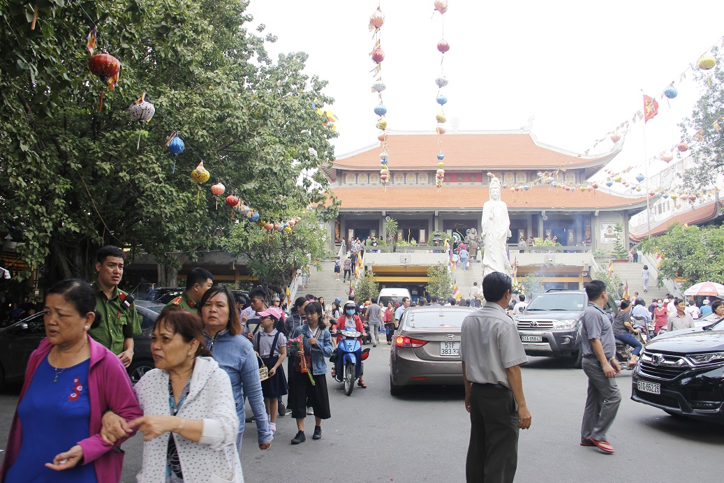 nguoi sai gon len chua mua vu lan bao hieu