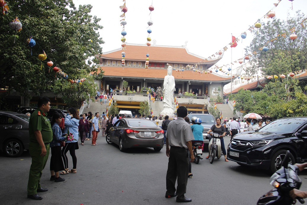 nguoi sai gon len chua mua vu lan bao hieu
