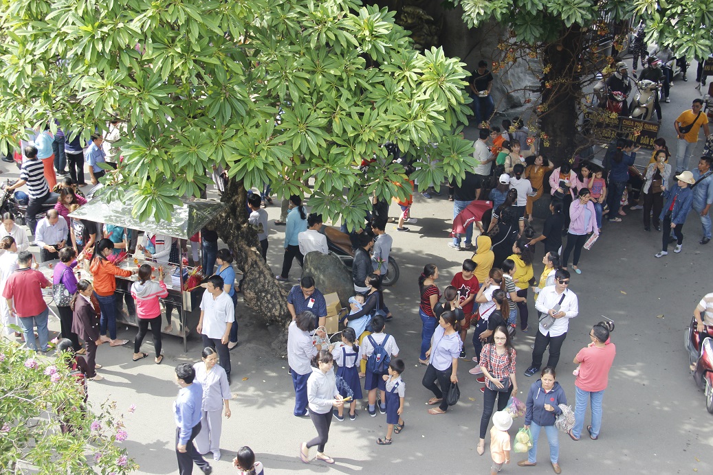 nguoi sai gon len chua mua vu lan bao hieu