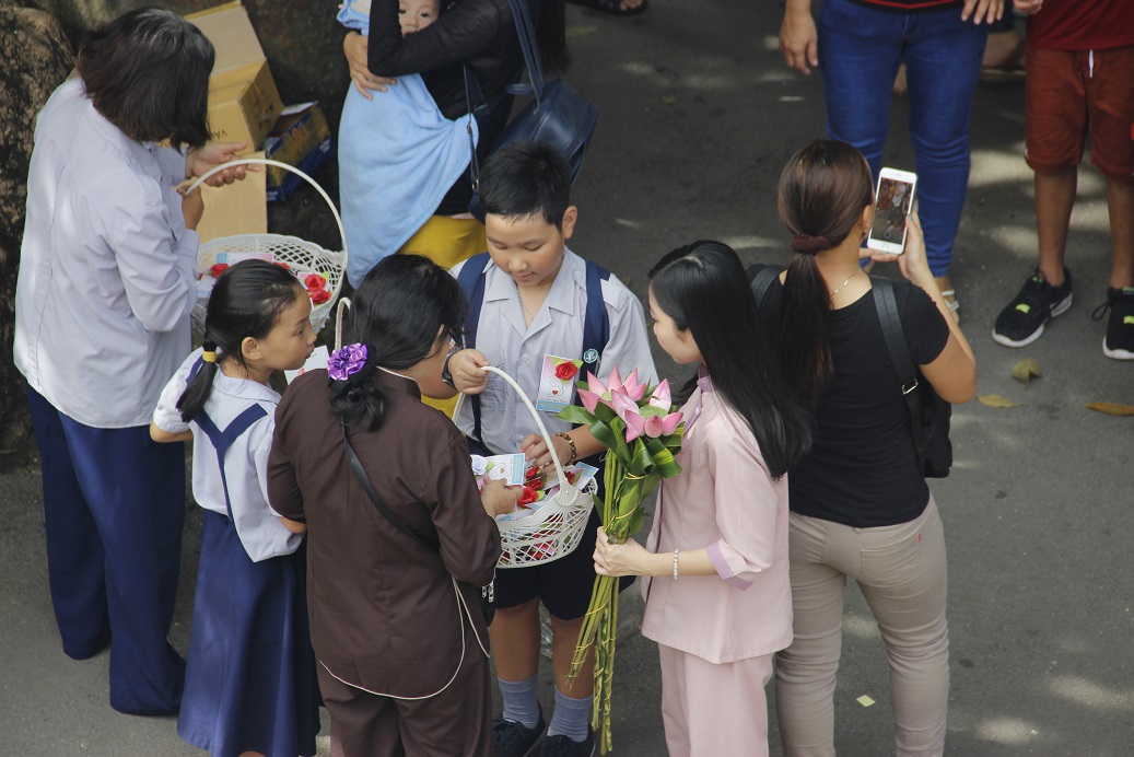 nguoi sai gon len chua mua vu lan bao hieu