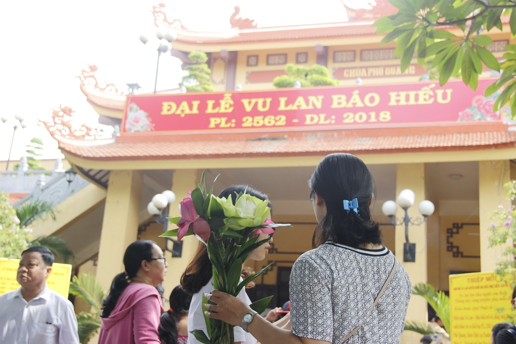 nguoi sai gon len chua mua vu lan bao hieu