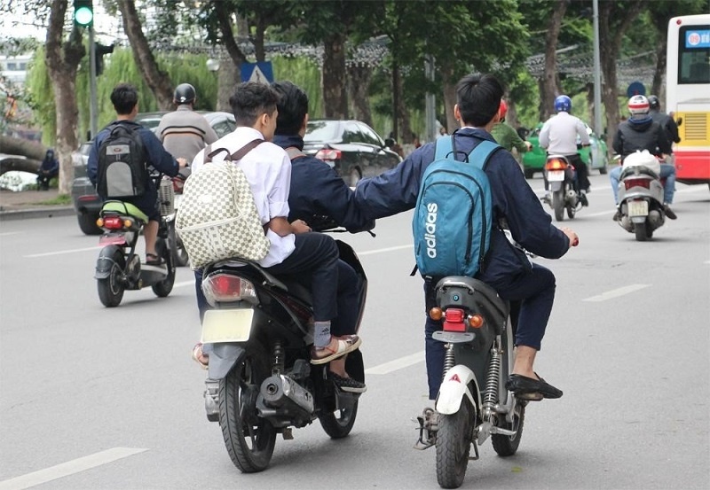 nguoi chua du tuoi lai xe may bi phat bao nhieu tien