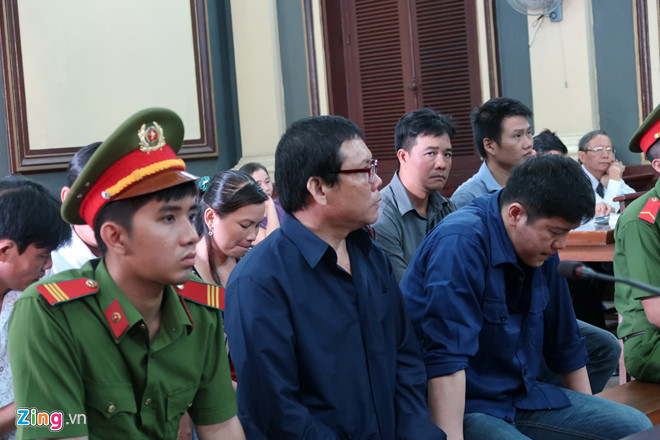 bi cao tut canxi co quap tay chan giua phien xu vu ban logo xe vua