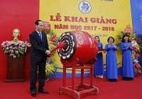 ngo ngang thay giao vien mac ao dai dung cong truong don hoc sinh ngay khai giang
