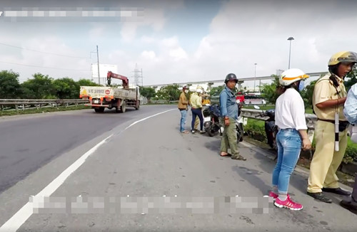 nguoi la dung gan csgt len tieng no tong vao xe toi roi chay luon thi co