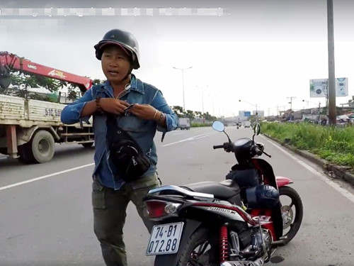 nguoi quay phim csgt o duong cong nguoi doa danh toi nhieu lan dung gan chot csgt