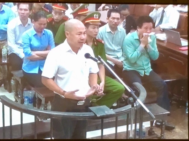 truc tiep phien toa vu an ha van tham sang 199 dien vien quynh tu va ha van tham khoc tai phien toa