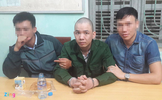 4 nguoi giup do 2 tu tu bo tron bi tam giu hinh su