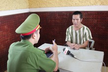 Đưa bạn gái về ra mắt bố mẹ, dẫn luôn sang Trung Quốc để bán