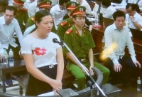 dua ban gai ve ra mat bo me dan luon sang trung quoc de ban