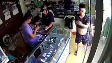 Triệu tập thanh niên 'tự sướng', khen mình đẹp trai rồi cầm iPhone 6 plus 'chuồn mất'