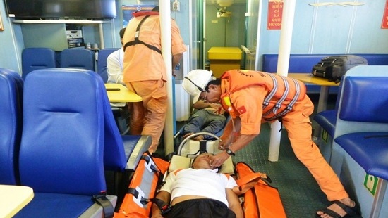 cuu nan khan cap ba thuyen vien tau ca bi ngat khi gas tren bien