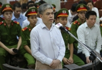 phien toa xu ha van tham nhung anh mat ong kinh luon san sang giay phut bam may