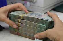Buộc thôi việc cán bộ ngân hàng chiếm dụng tiền