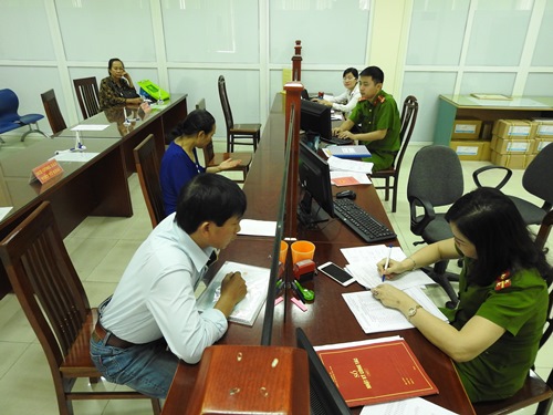 nguoi dan 16 tinh thanh dong loat bi cham cap the can cuoc