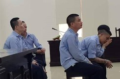 Đoạt mạng người khác khi đến quán karaoke thu tiền rót rượu cho bạn gái