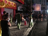 ho hang danh nhau trong thuong vi chiec xe ban hang rong