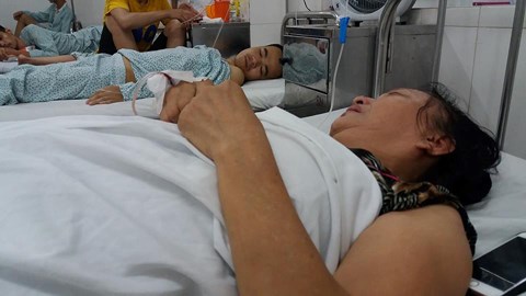 chi gai keo con do den doa giet em trai danh me gia nhap vien