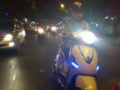 o to xe may bat den chieu xa trong thanh pho bi phat bao nhieu tien