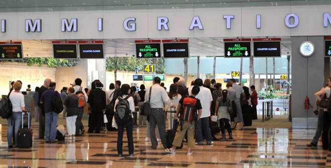 vien chuc singapore bi cao buoc nhan hoi lo tinh duc de gia han visa