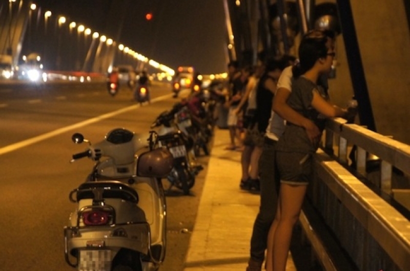 dung xe tren cau de tam su hong mat bi phat bao nhieu