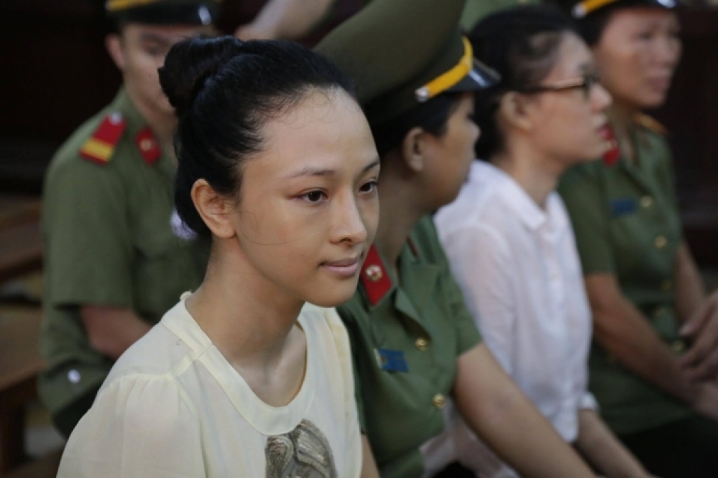 vu hoa hau phuong nga dai gia noi hop dong tinh ai la dan dung