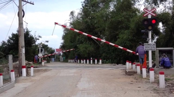 xe di qua duong sat khi den do da bat sang bi xu ly the nao