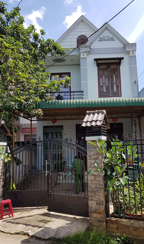 mot nha dan bi cai min va phat no luc nua dem