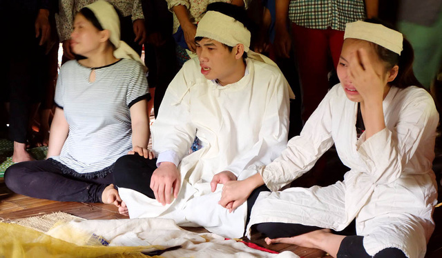 nua qua doi up xuong xom khanh dam nuoc mat