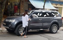 Cô gái trẻ live stream dán băng vệ sinh quanh ô tô: 'Tôi nhắc nhiều nhưng chủ xe không nghe'