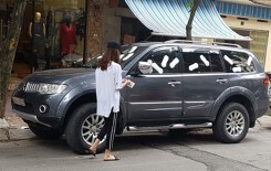 Cô gái trẻ live stream dán băng vệ sinh quanh ô tô: 'Tôi nhắc nhiều nhưng chủ xe không nghe'