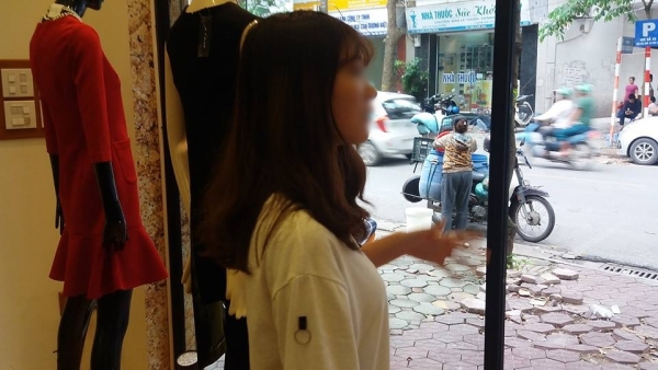 co gai tre live stream dan bang ve sinh quanh o to toi nhac nhieu nhung chu xe khong nghe