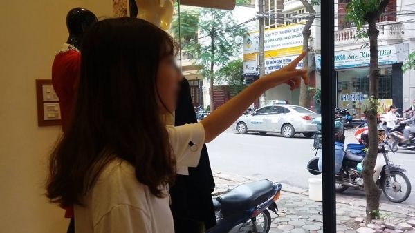 co gai tre live stream dan bang ve sinh quanh o to toi nhac nhieu nhung chu xe khong nghe
