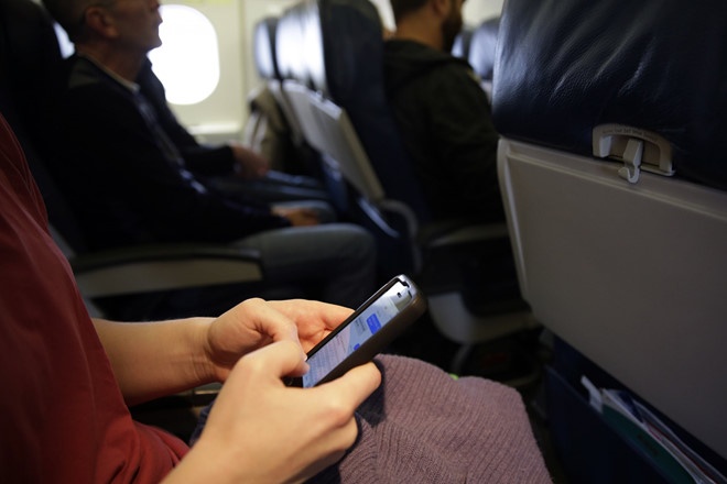 Vì sao phải tắt điện thoại trên máy bay? vi sao phai tat dien thoai tren may bay