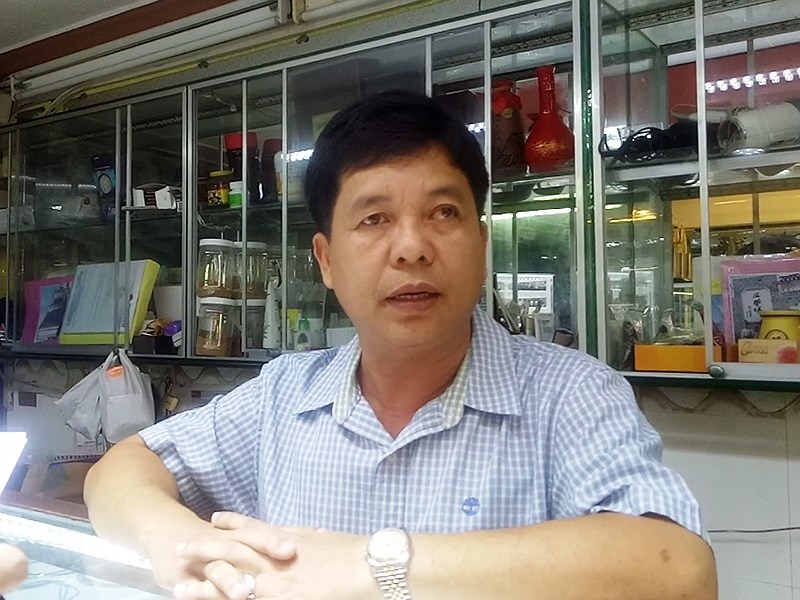 doi 100 usd bi phat 90 trieu dong 20 vien kim cuong de trong tu gia dinh khong bay ban