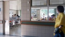 Giải cứu con tin, trưởng công an phường bị đâm trúng cổ